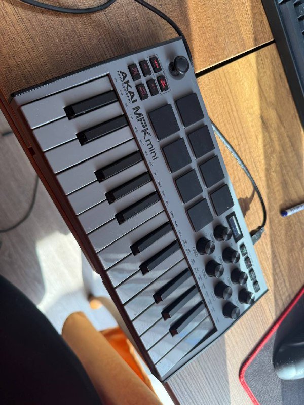 AKAI PRO MPK MINI MK3 MIDI-контроллер 2