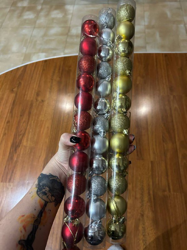 Искусственные елки зеленая и розовая с гирляндой и игрушками 4