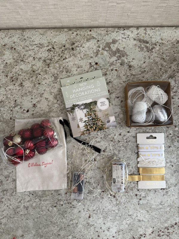 Елочные шарики, деревянные снежинки, подарочные ленты, гирлянда батарейная