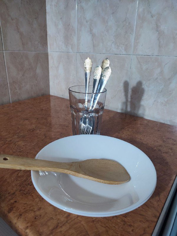 Столовый набор ложки, тарелки, вилки, плошка, стакан