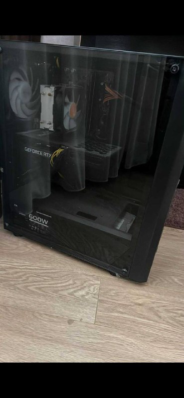 Компьютер, клавиатура HyperX, микрофон HyperX, камера Logitech
