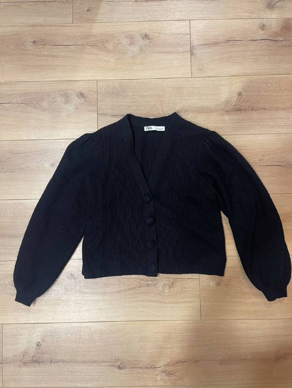 Свитер серый Pull&Bear (S), Кофта розовая Levi’s (S-М), Свитер pull&bear (S-M), Свитер полосатый укороченный S-M, Кардиган Zara (S-M), Худи Nike (S-M), Полусапожки Zara 37, Бомбер кожаный S-M, Джинсы светлые Zara S, Костюм лиловый (S-М) 5