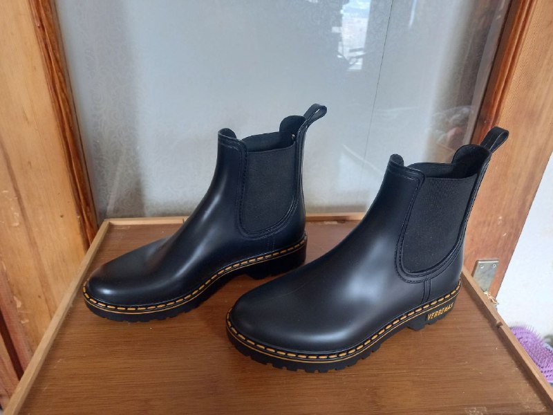 Книги, кроссовки Adidas, ботинки Verbenas 7