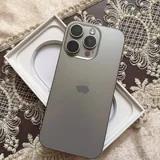 iPhone с зарядным устройством 2