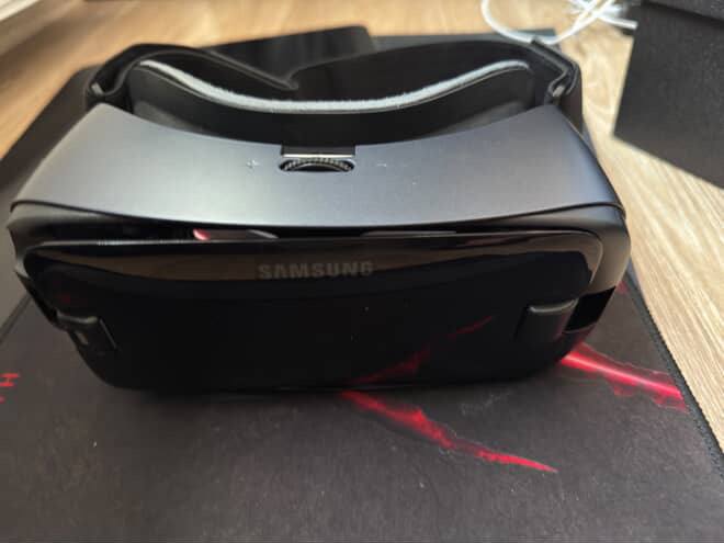 Samsung Gear VR with controller 1