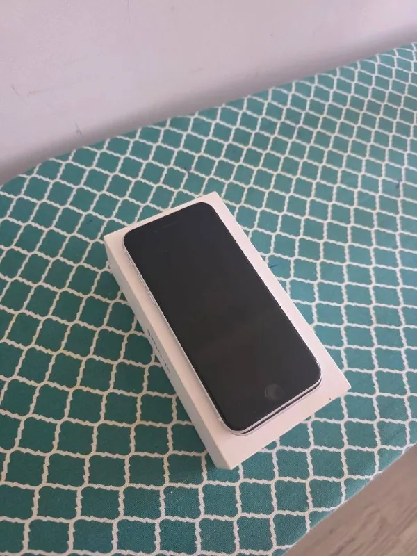 iPhone SE (2020) 64GB White 1