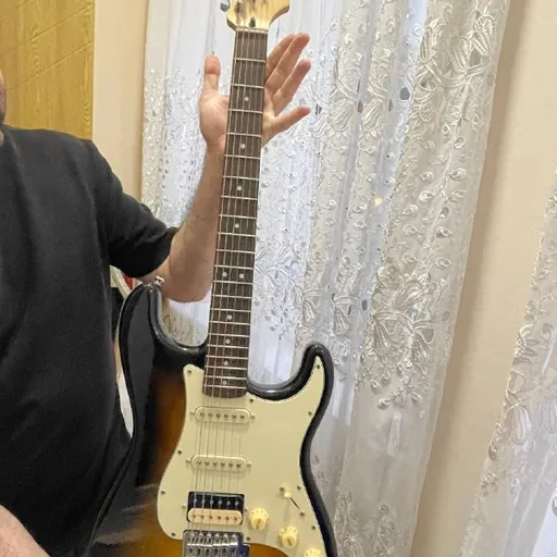 Гитара Squier Stratocaster, комбоусилитель Boss Katana-Mini