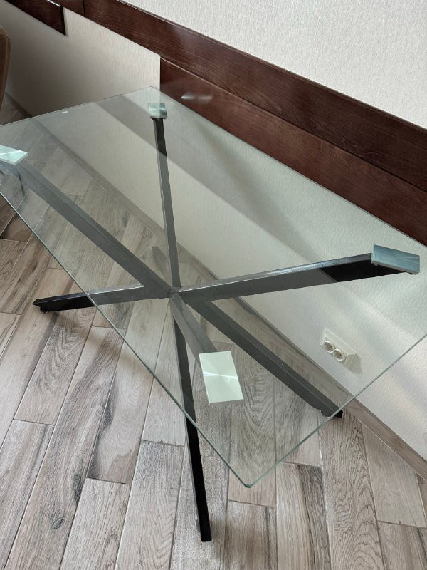 Дизайнерский стеклянный стол Tempered с металлическими ногами 2