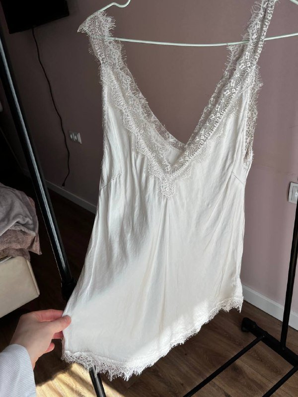 Белая и черная майки, клетчатая рубашка, белые брюки