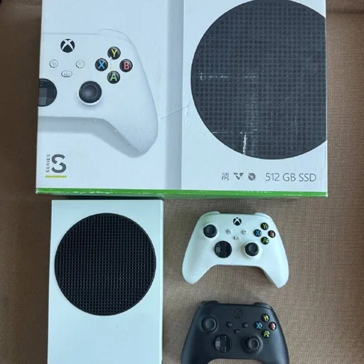 Xbox Series S с двумя геймпадами