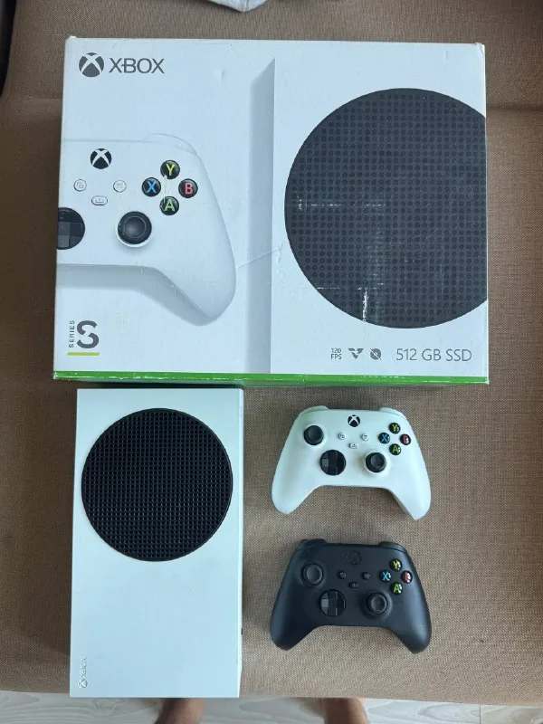 Xbox Series S с двумя геймпадами