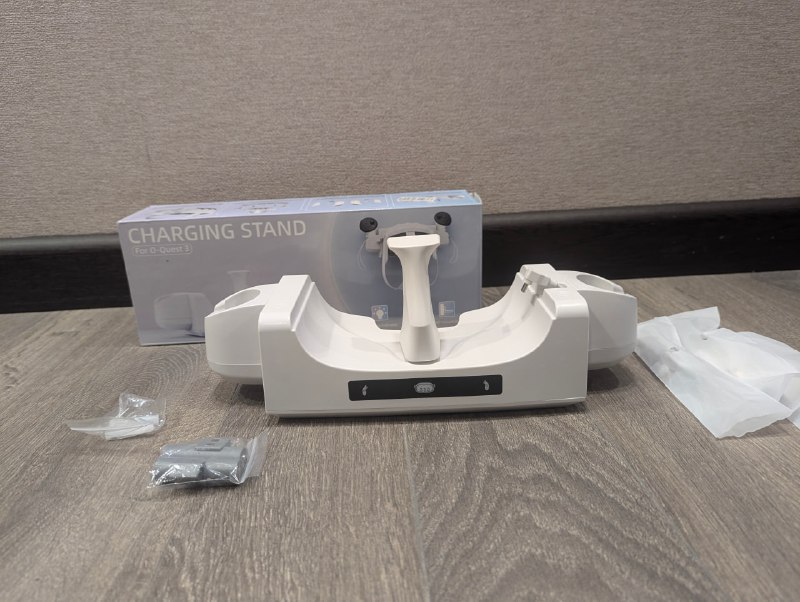 Черные мужские брюки-карго, черная футболка, зарядная станция VR 4