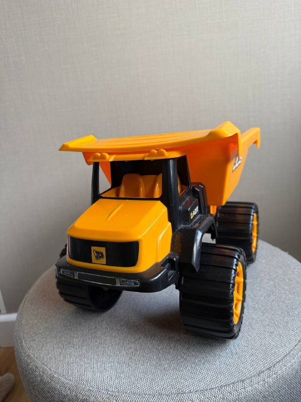 Красная и Желтая машинки игрушечные 5