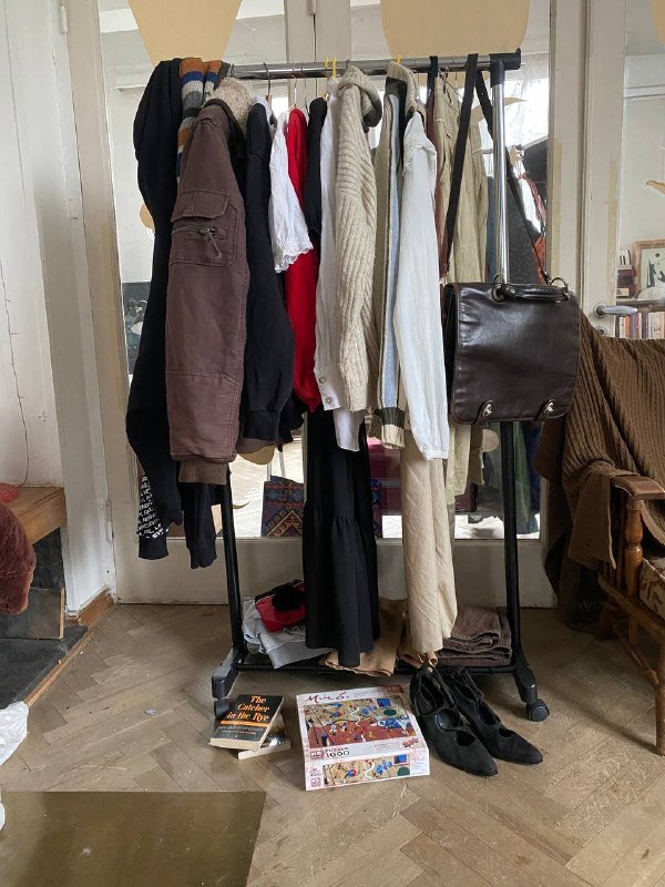 Женская одежда, кожаный винтажный портфель, туфли, шарф, платье, рубашки