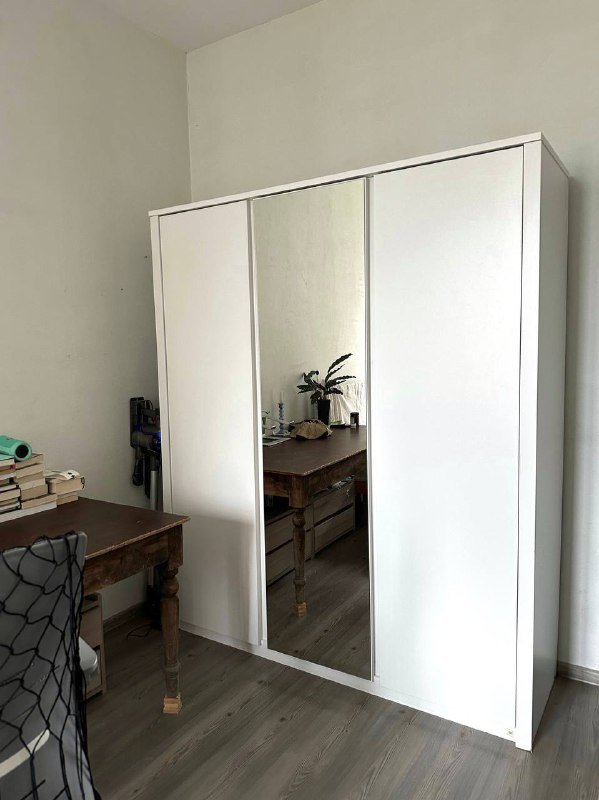 Шкаф Jysk трехстворчатый с зеркалом