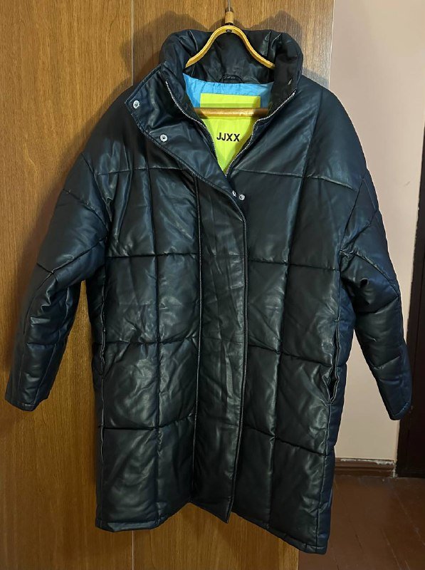 Молочный тренч Benetton, песочный тренч Benetton, пальто кожзам JJXX, куртка кожзам ZARA, футболка кожзам ZARA 3