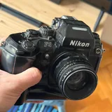 Беззеркальная камера Canon R, плёночная камера Nikon F4, плёночная мыльница Canon 4