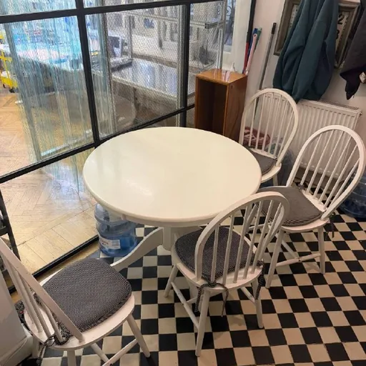 Белый круглый стол с 4 стульями
