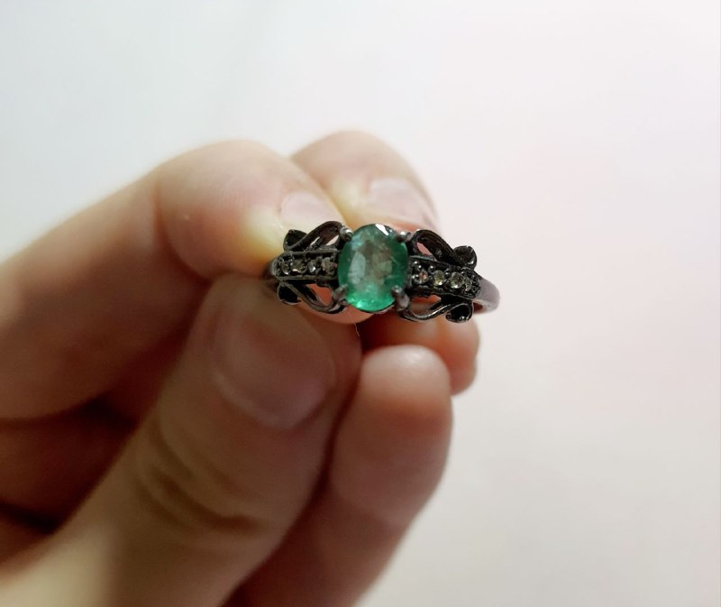 Серебряное черненое кольцо с алмазами и зелёным камнем 2