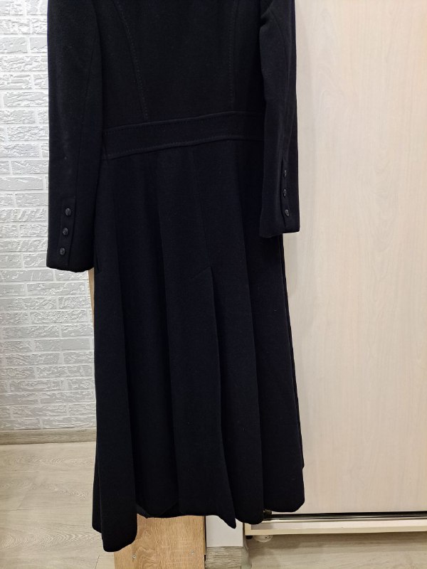 Брюки светлые, блуза чёрная, жакет розовый, пальто 6