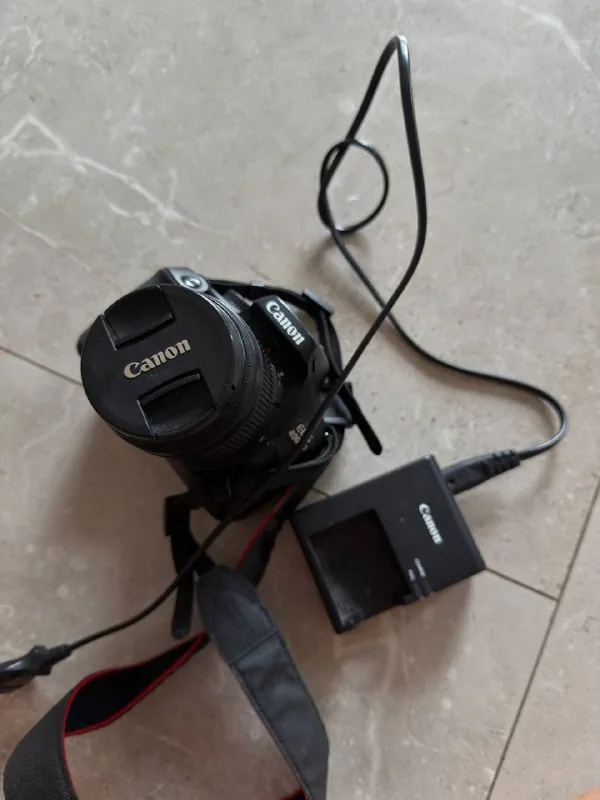 Canon EOS 4000D камера с объективом 1