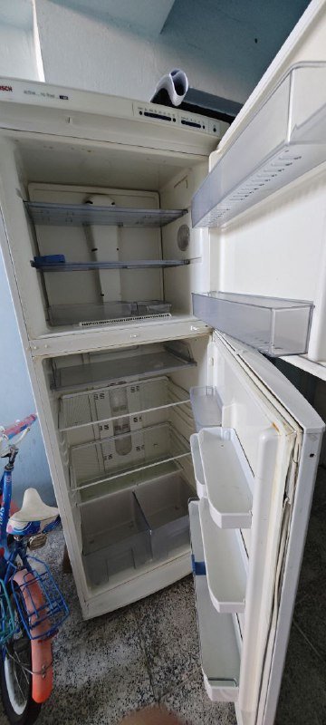 Холодильник BOSCH Intelligent Free 40 KSU405216W 2