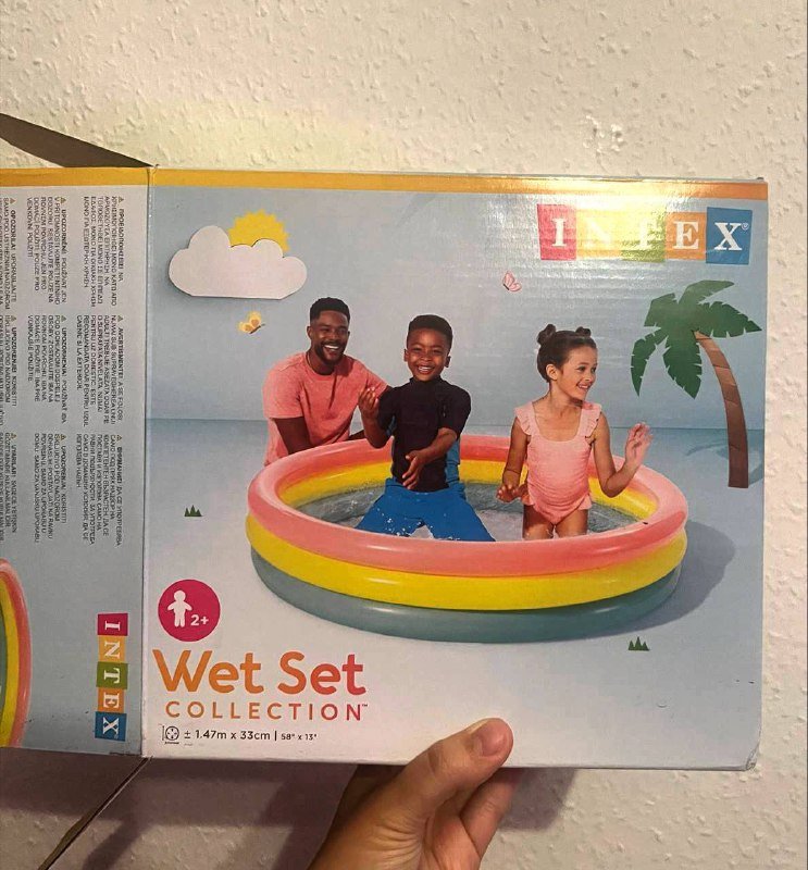 Бассейн надувной, весы MAXBOSCH, надпись Космос нас любит, деревянный стол, стойка синтезатора, баланс борд 1