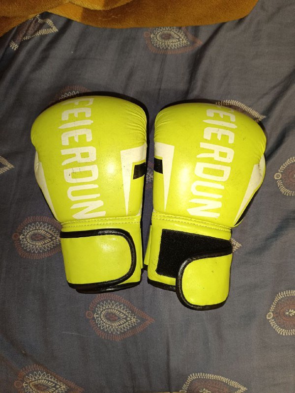 Черные боксерские перчатки VENUM 12 OZ, Салатовые боксерские перчатки 8 OZ
