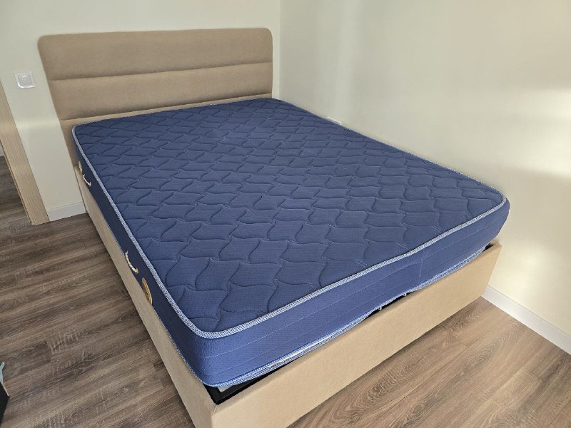 Двуспальная кровать с ортопедическим матрасом