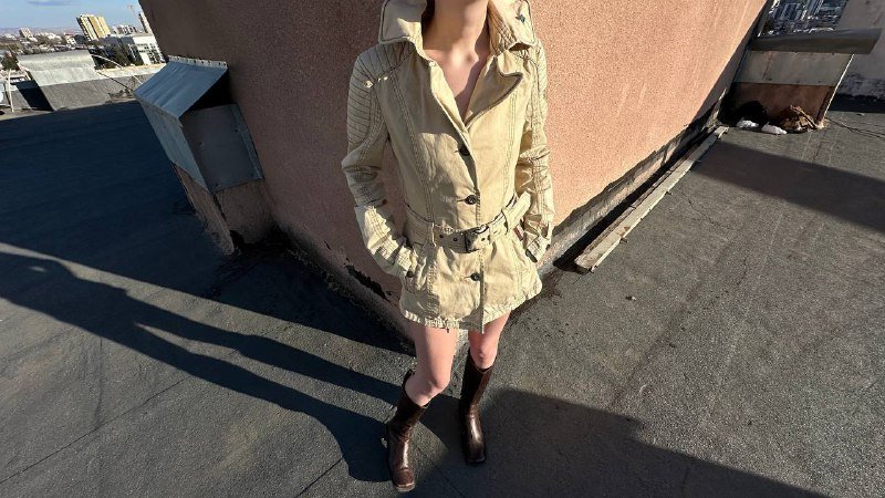 Женская куртка с двигающимся воротником