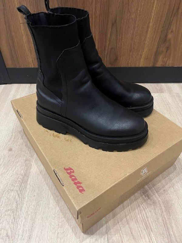 Кожаные ботинки Stradivarius 37 размер 4