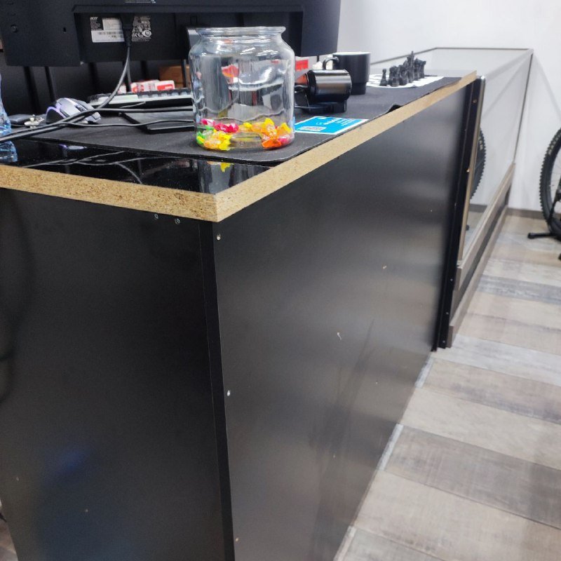 Витрины стеклянные низкая, черная стойка, высокая стеклянная