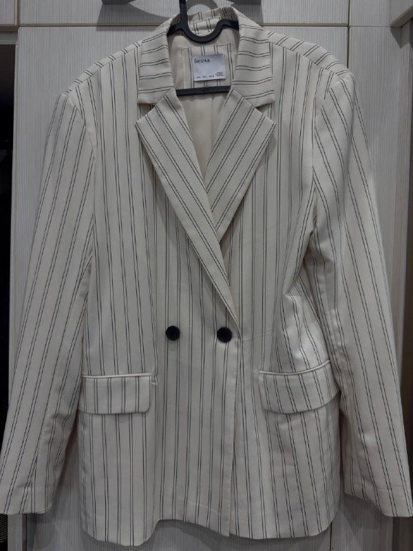 Женские кроссовки Lacoste, Куртка черная H&M, Манто, Пиджак Bershka 9