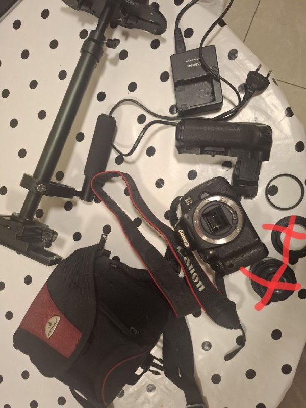 Камера Canon 650D тушка, аккумуляторная ручка, сумка, светофильтр, стэдикам, карта памяти