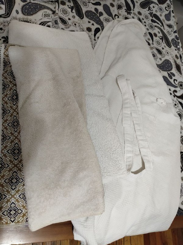 Два банных полотенца и вафельный халат с органайзерами