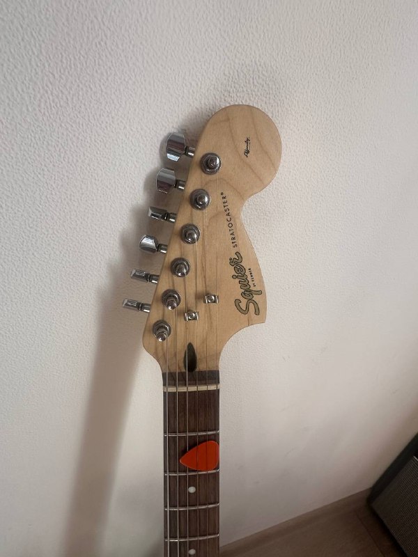 Squier Stratocaster с чехлом, ремнём, шнуром 2