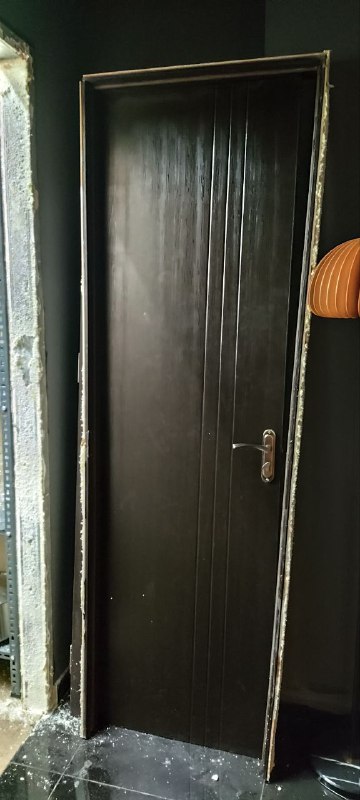 Дверь с коробкой, петлями и замком 210х70