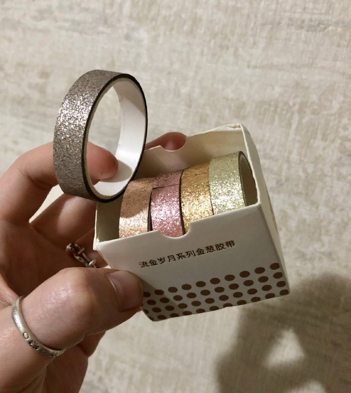 Power bank, книги, липкие ленты, бельевая веревка, кошелек, патчи 7