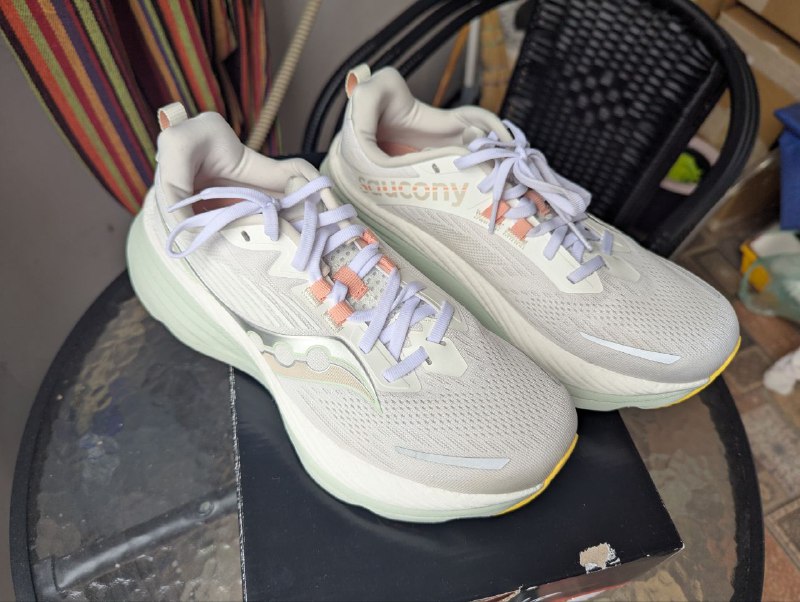 Женские кроссовки Saucony Hurricane 24