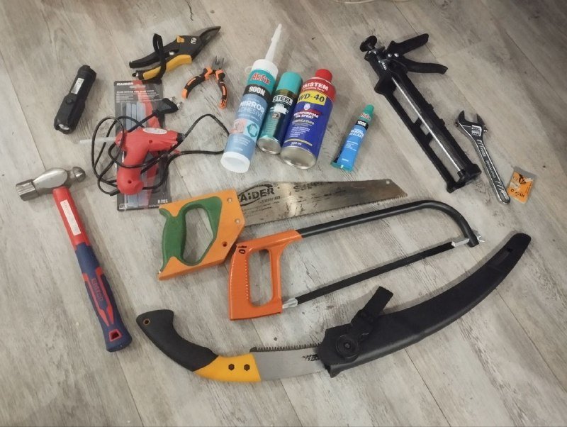 Фонарик, клей-пистолет, плоскогубцы, ножовка, гаечный ключ, пистолет для герметика, клей, затвердитель, герметик силиконовый