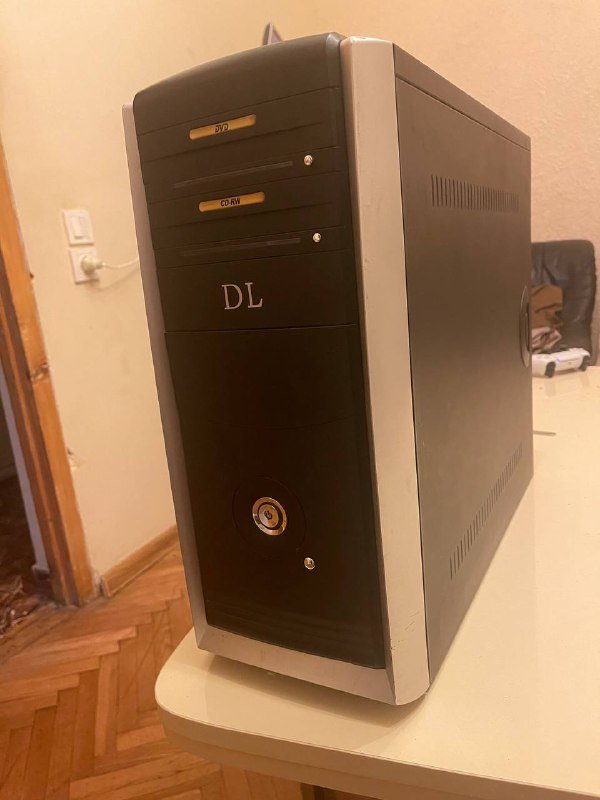 Мощный ПК для монтажа с двумя мониторами, клавиатурой и мышкой 3