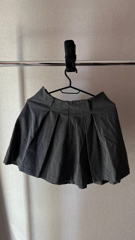 черный топ, серая кепка, черные юбка-шорты, коричневый топ, серая юбка, белый топ, серый топ 5