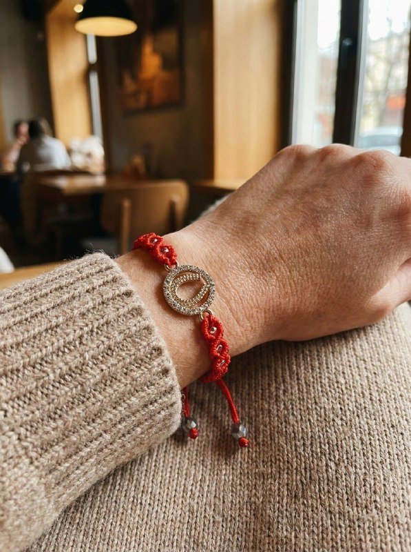 Браслет-оберег с красной нитью и подвеской Подкова