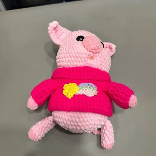 Вязаная игрушка свинка