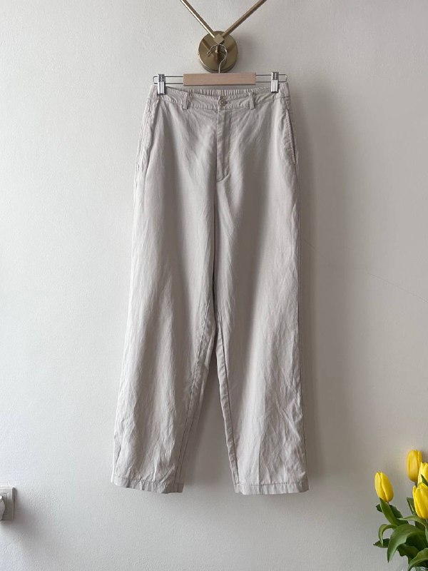 брюки Uniqlo, шлепанцы Adidas, свитер ARKET, шапка, игрушка h&m home