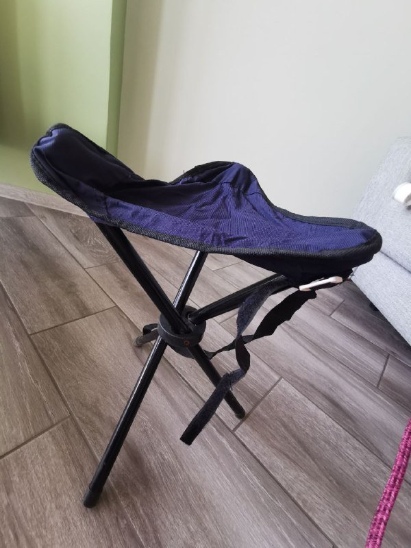 Складной стол и 4 стула, 2 триноги стульчика 6