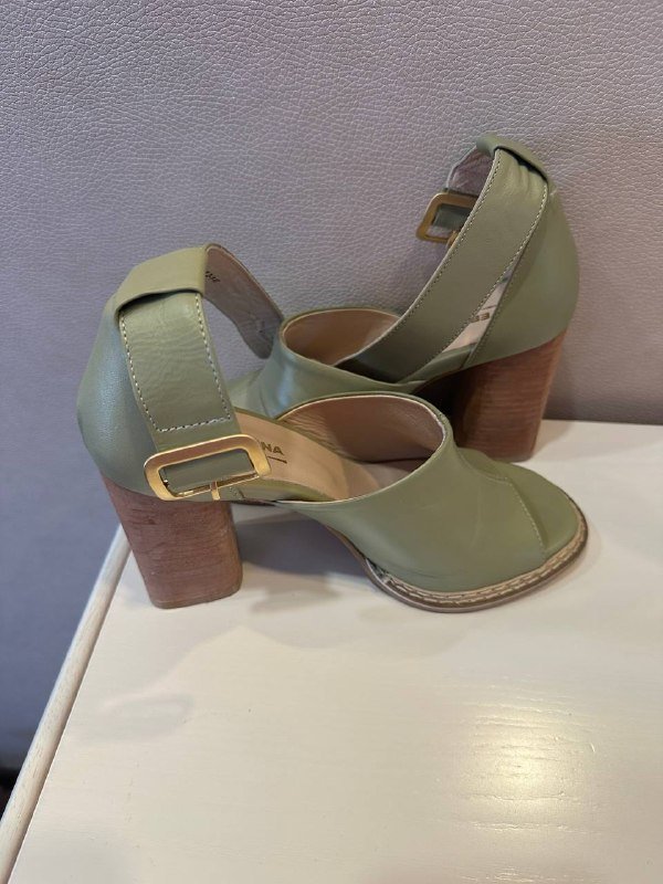 Женские босоножки