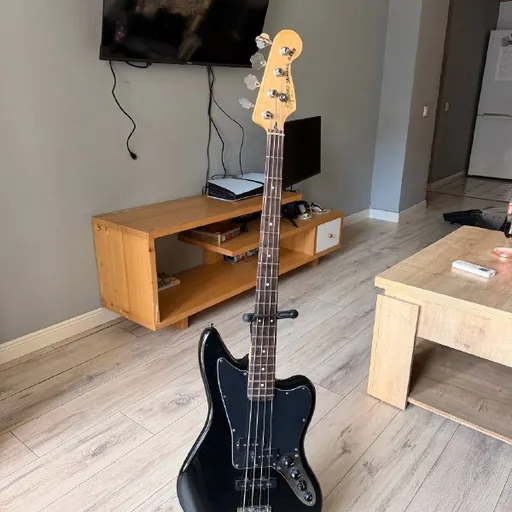 Бас-гитара Squier Jazz Bass, стойка
