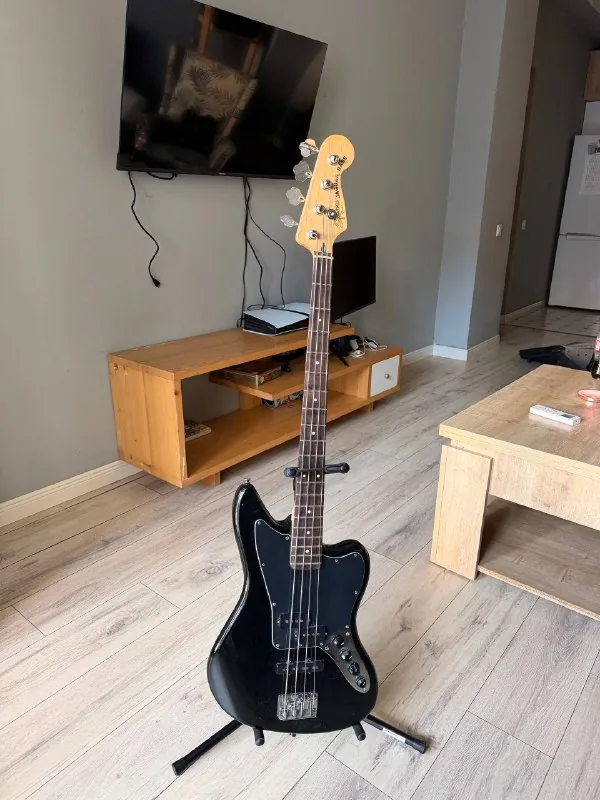 Бас-гитара Squier Jazz Bass, стойка