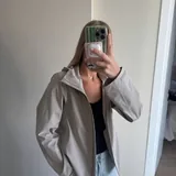 Червона вітровка-дощовик H&M Move, светр Zara, сорочка Zara, дощовик-вітровка Uniqlo 7